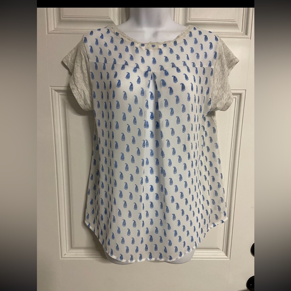 T22- UNIQLO x DISNEY Blue-a white Semi-Sheer LEAF Print Blouse